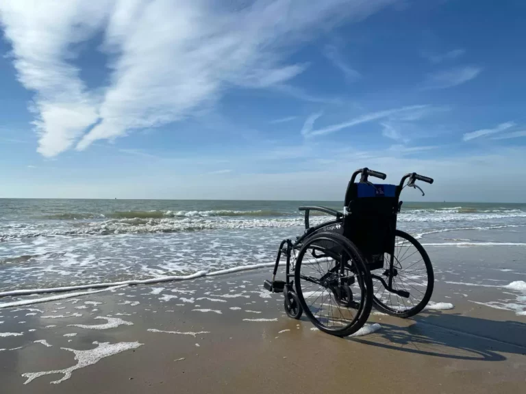fauteuil roulant sur la plage